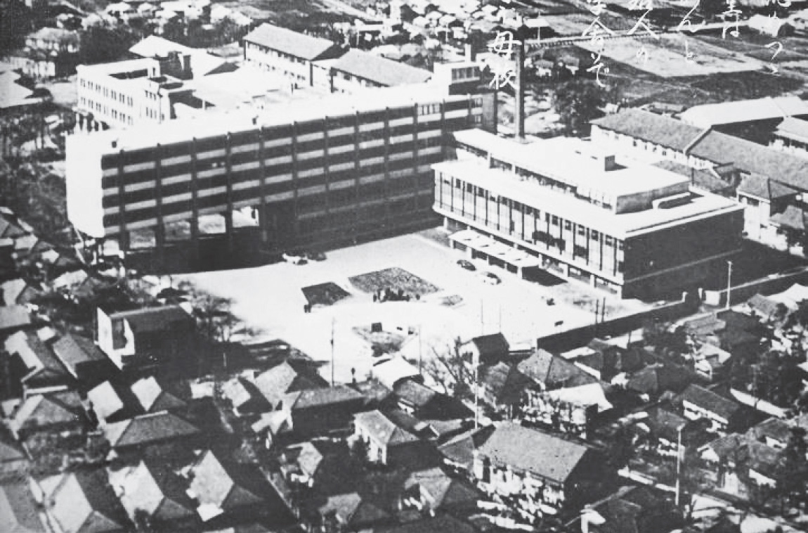 大学院棟と外来棟（航空写真）