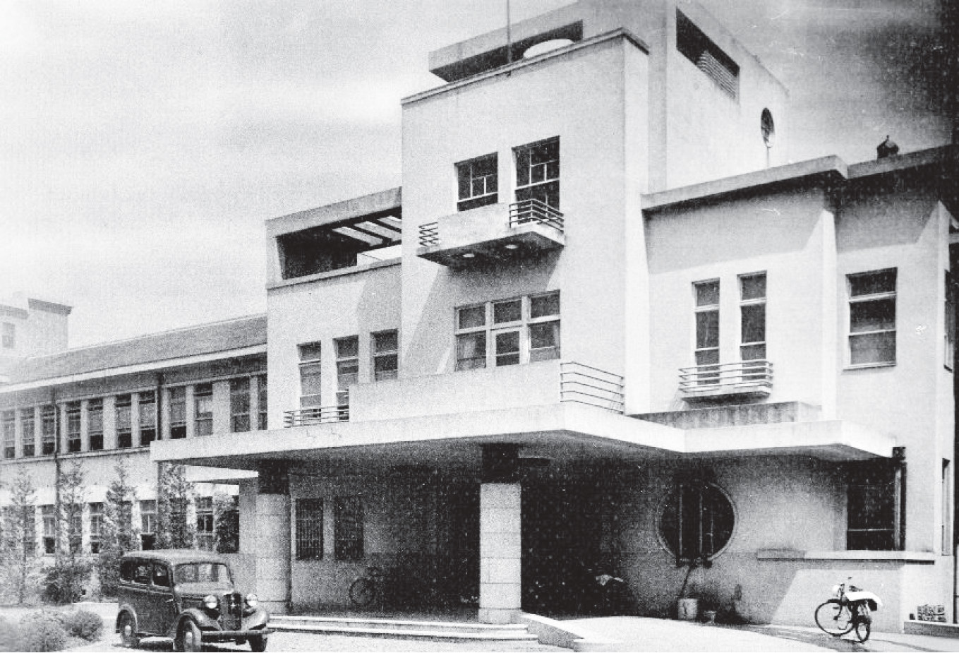 写真1：最初の板橋病院外来棟<br>（14回生卒業アルバムから）