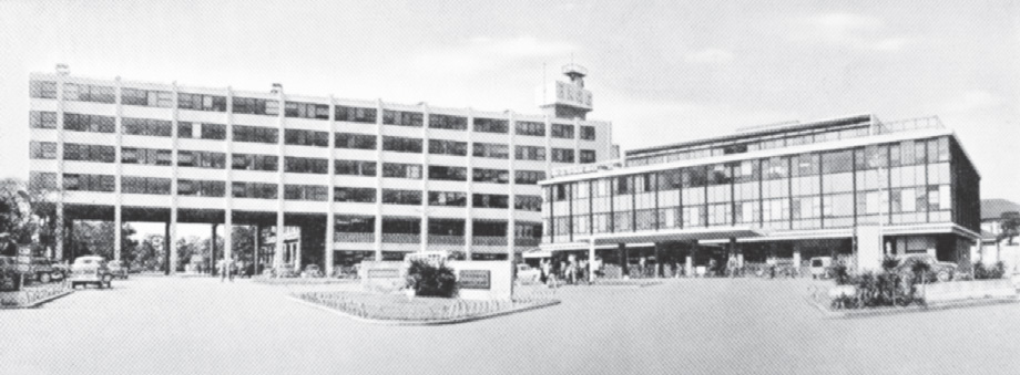 写真5−3：板橋病院外来棟と大学院棟<br>（昭和31年11月）