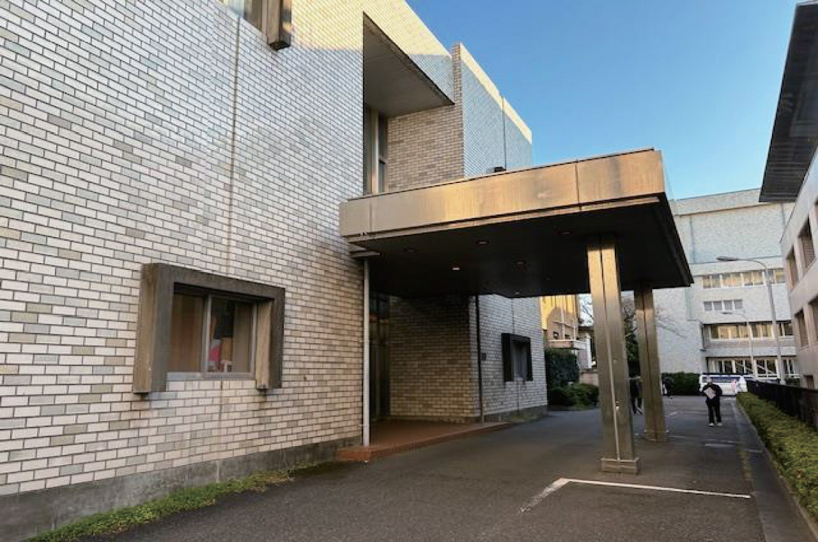 写真2：臨床講堂（正面に図書館棟）